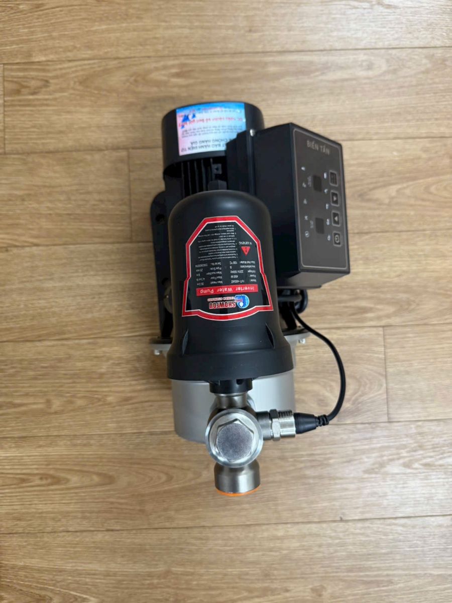 Bơm tăng áp biến tần Showfou IVT-450AE nhìn từ trên, tem thông số Bơm tăng áp biến tần Showfou IVT-450AE nhìn từ trên, tem thông số
