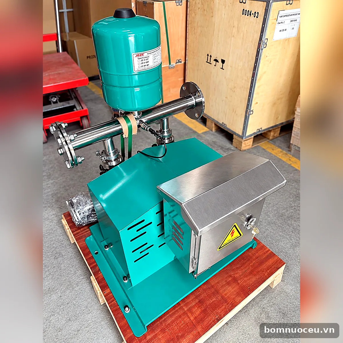 Cụm bơm biến tần đôi Beluno 2IVT – tủ điều khiển inox Cụm bơm biến tần đôi Beluno 2IVT với tủ điều khiển inox có mái che và bình tích áp 8 lít