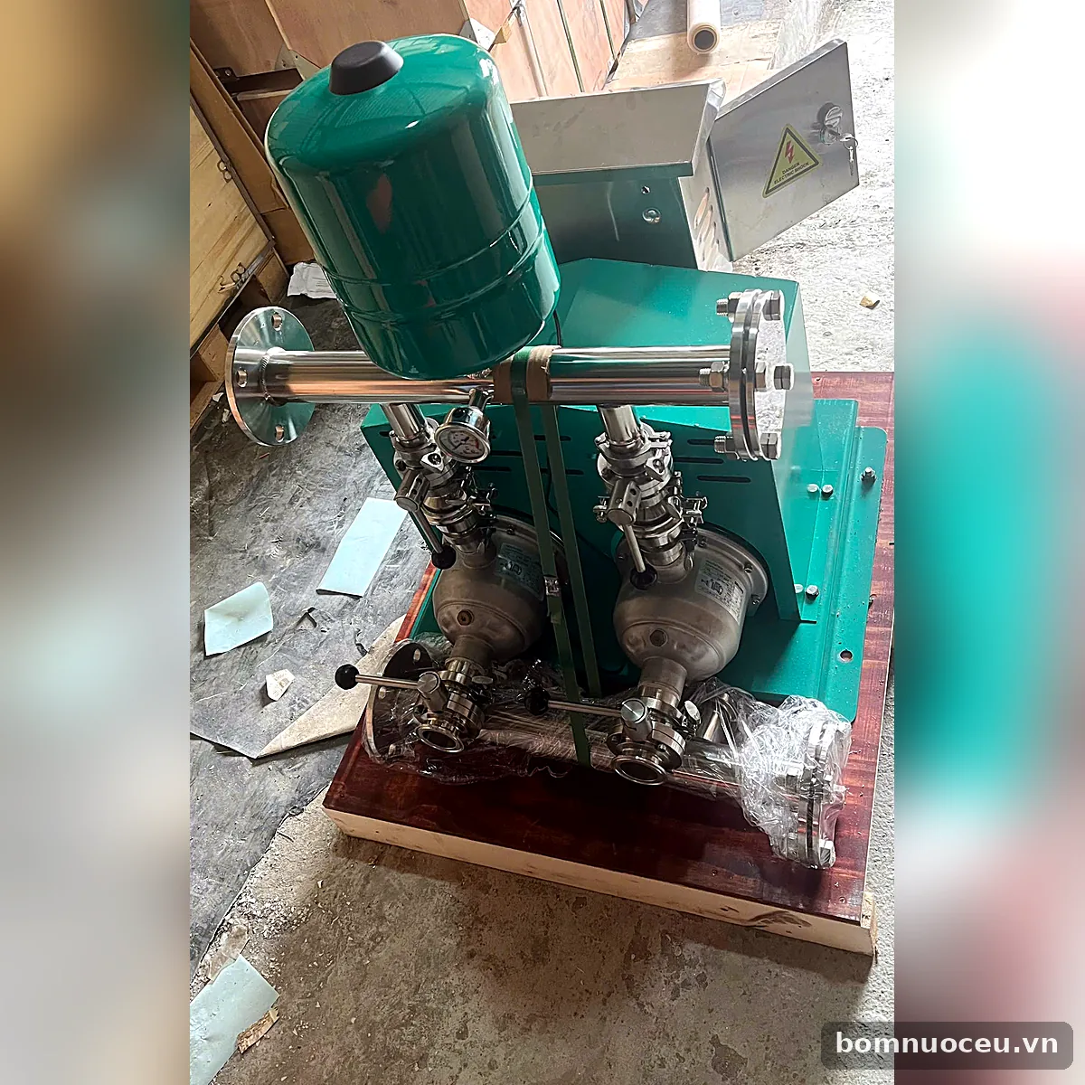 Cụm bơm tăng áp biến tần đôi Beluno Singapore 2IVT Cụm bơm tăng áp biến tần đôi Beluno Singapore 2IVT gồm 2 bơm trục đứng inox, bình tích áp và tủ điều khiển