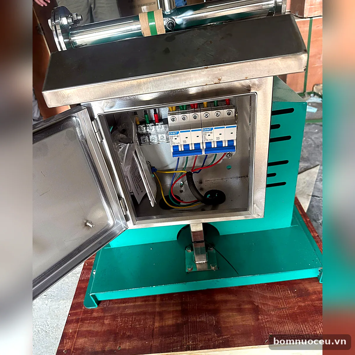 Tủ điện cụm bơm Beluno 2IVT – aptomat CHINT Bên trong tủ điện inox cụm bơm Beluno 2IVT: cầu đấu và aptomat CHINT NXB-63 D16 cho từng bơm
